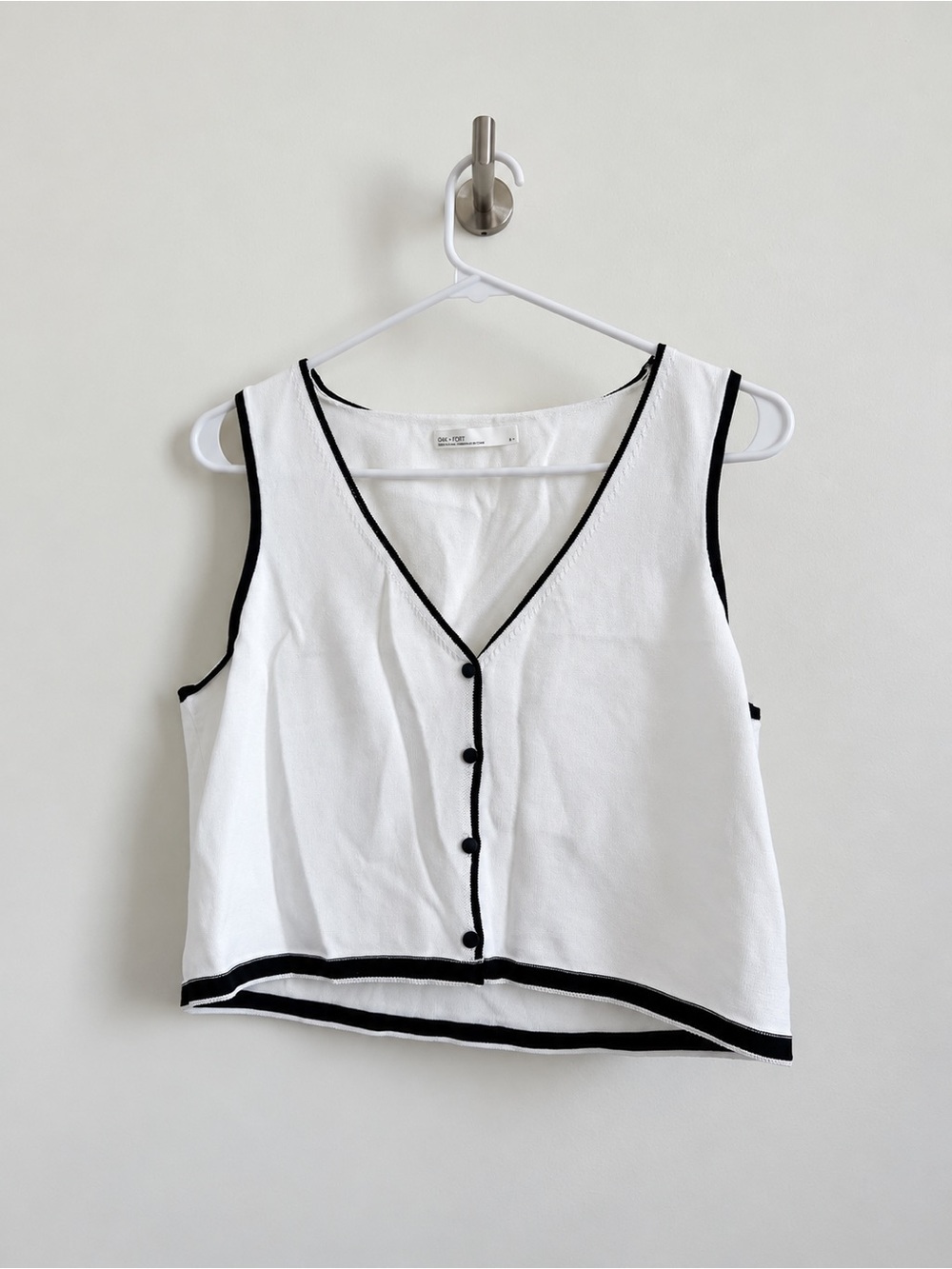 OAK + FORT White V-Neck Cropped Tank with Black Piping